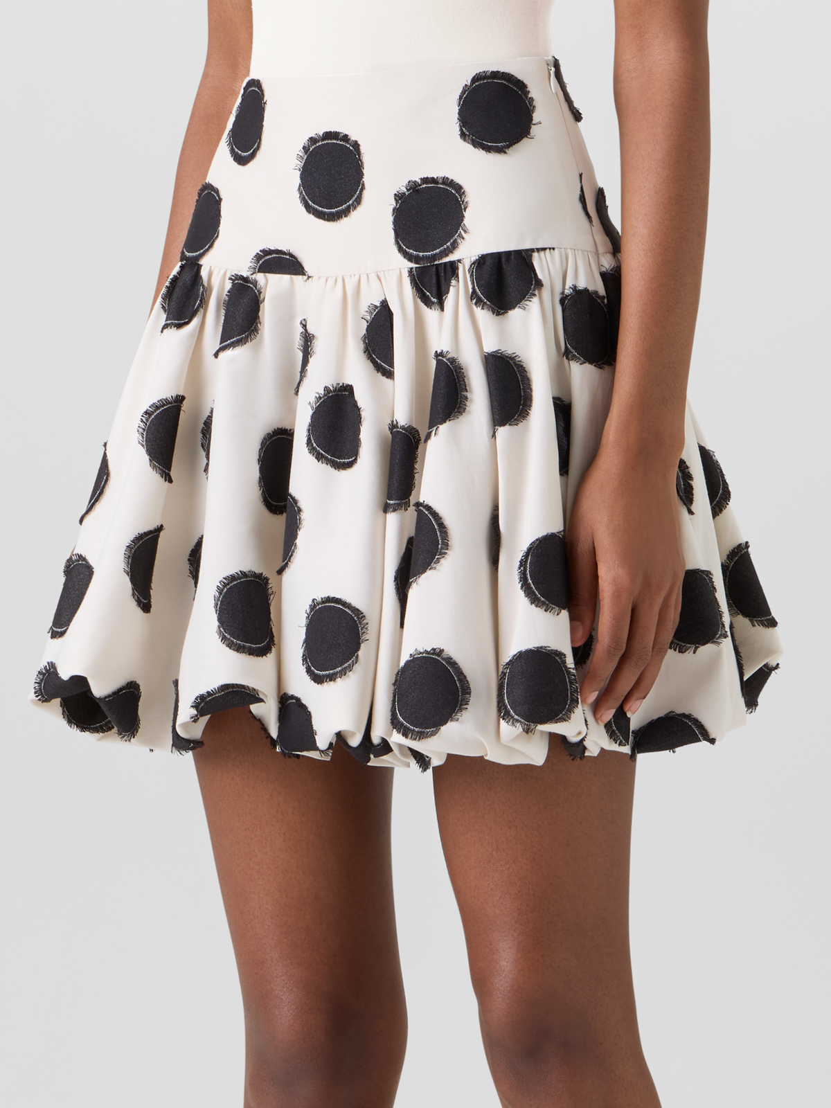 Designer Ausgestellter Minirock aus fransigem Punkte-Jacquard - Bunt - Weiss #editorial