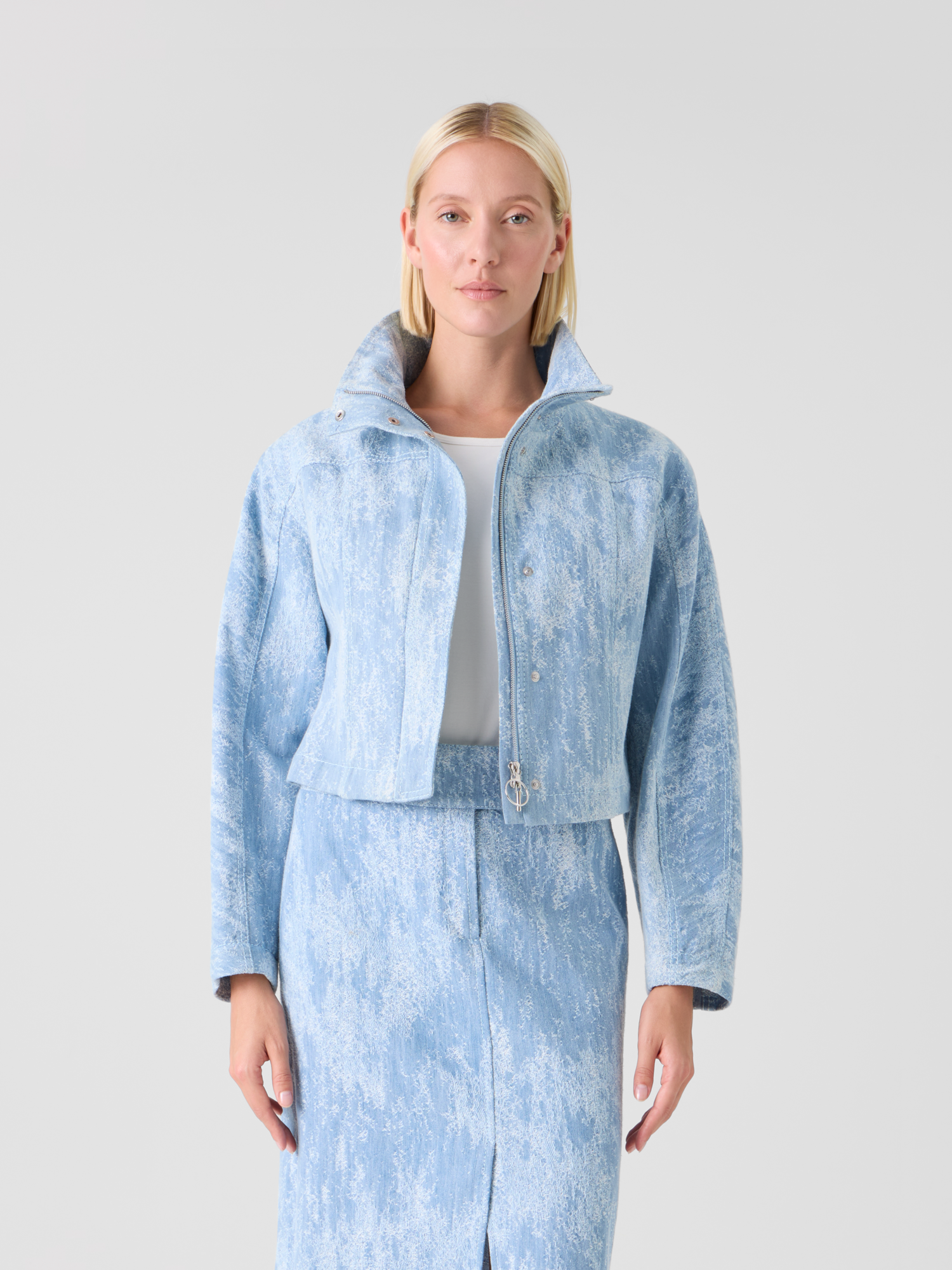 Designer Taillierte Cropped-Jacke aus Jacquard-Denim - Blau