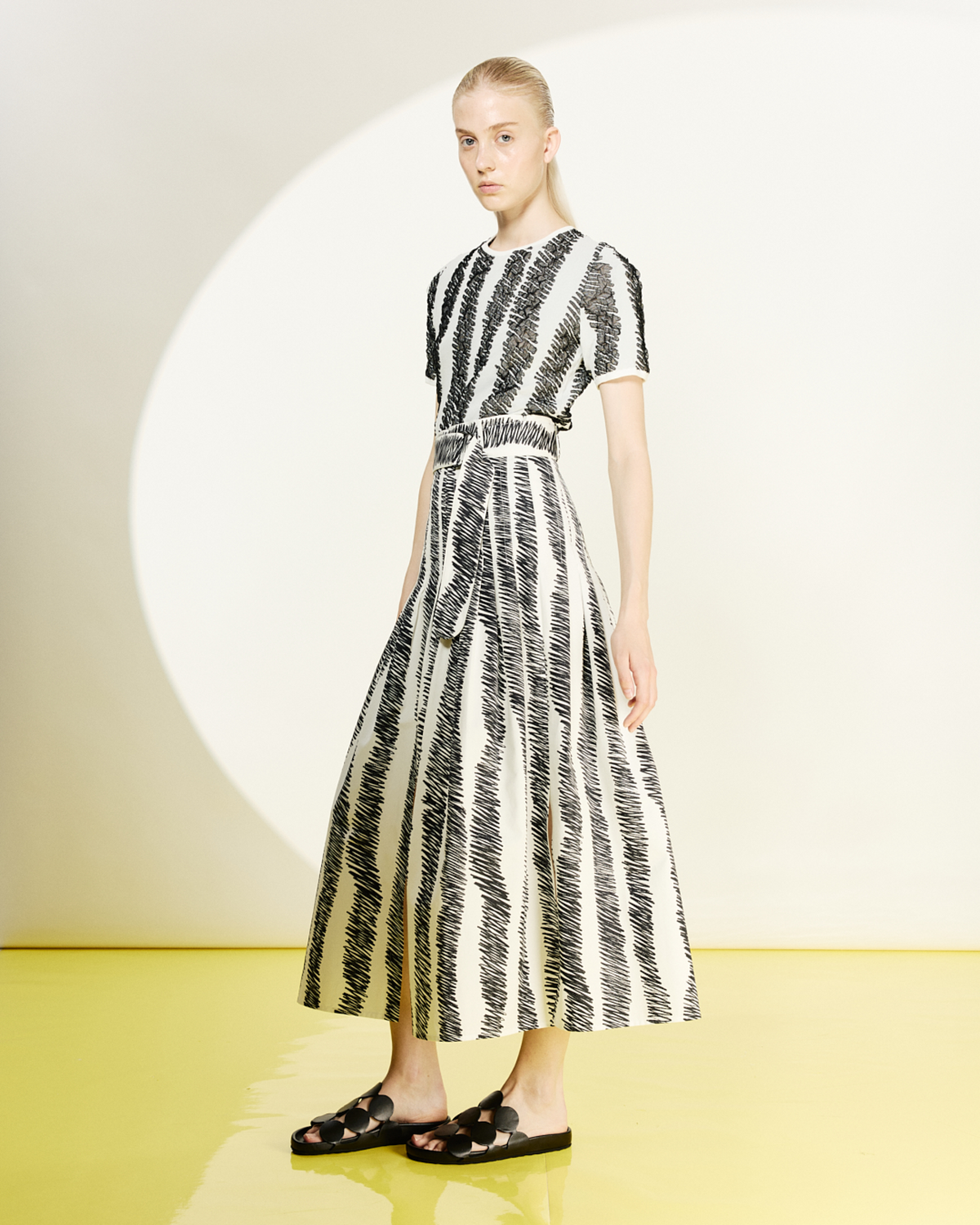 Designer Plissierter Midirock in A-Linie mit Scribble-Wave-Druck - Bunt - Ecru #editorial
