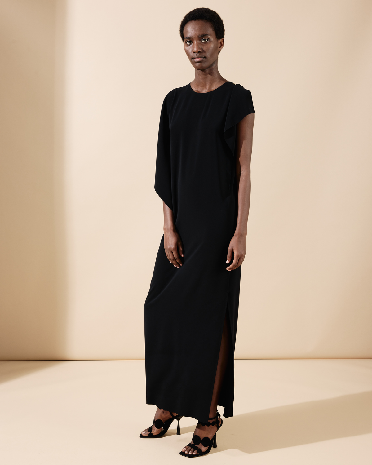 Designer Laser-Cut-Midikleid mit Off-Shoulder-Drapierung - Schwarz #editorial