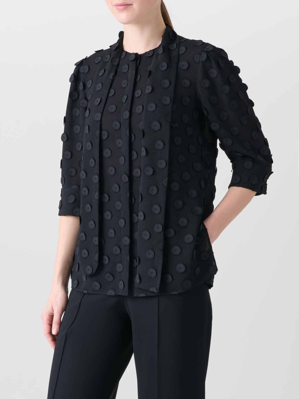 Designer Bluse mit Schleife und 3D Polka Dots - Schwarz #editorial