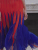 Detailansicht eines Akris Faltenkleids aus Seiden-Georgette in Blau und Rot, mit skulpturaler Linienführung inspiriert von den abstrakten Werken des Künstlers Leon Polk Smith.