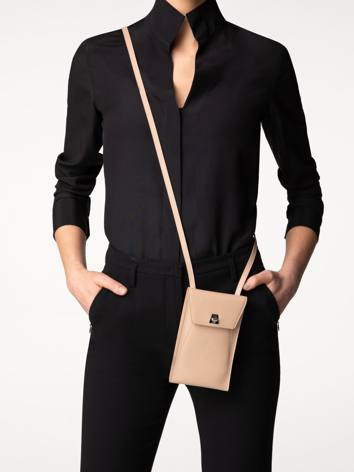 Anouk Phone Pouch in Leather - beige