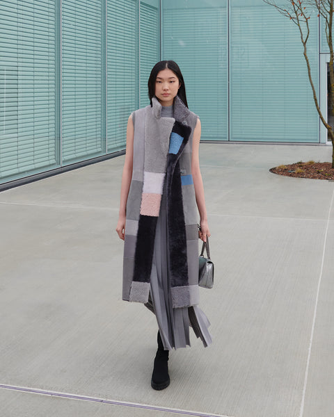 Langes Gilet aus Lamfell in Novemberday Patchwork